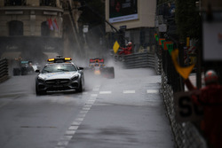 Daniel Ricciardo, Red Bull Racing RB12 conduce detrás del coche de seguridad FIA