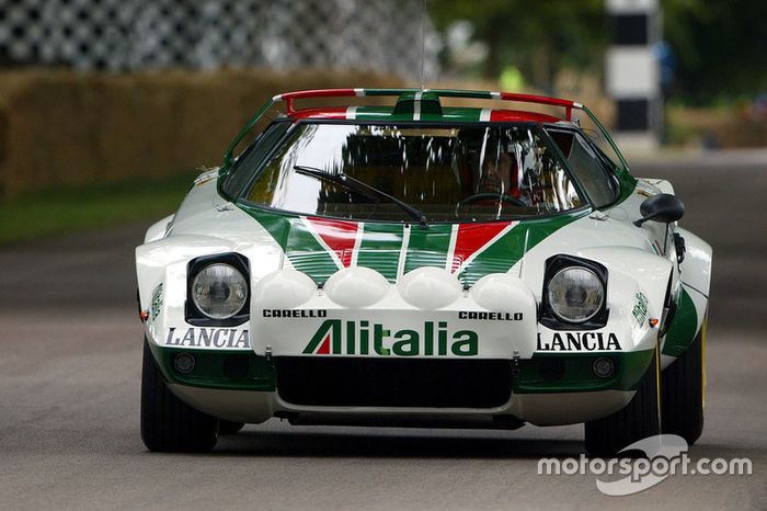 O Lancia Stratos de 1976 permanece como um dos mais icônicos carros de rally, sobretudo pela combinação das cores e da logomarca da companhia aérea Alitalia.  