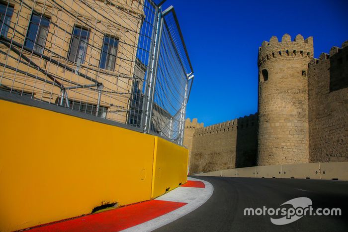La curva 11 con el castillo de fondo