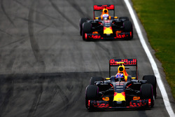 Макс Ферстаппен, Red Bull Racing RB12 випереджає Даніеля Ріккардо, Red Bull Racing RB12