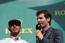 Льюіс Хемілтон, Mercedes AMG F1, пілот Porsche Team і ведучий Channel 4 Марк Веббер на подіумі