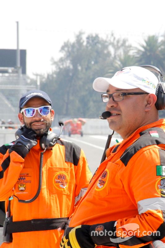 Oficiales de pista practican en un ensayo de seguridad previo al GP de México