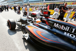 Fernando Alonso, McLaren MP4-31 op de grid