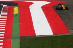 Kevin Magnussen, Renault Sport F1 Team RS16 runs wide