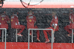 Пит-уолл Ferrari под дождем