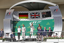 Подіум (зліва направо): Вікторія Вовлес, партнер директора по сервісу Mercedes AMG F1; Ніко Росберг,