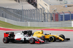 Jolyon Palmer, Renault Sport F1 Team R.S.16 et Romain Grosjean, Haas F1 Team VF-16 à la lutte