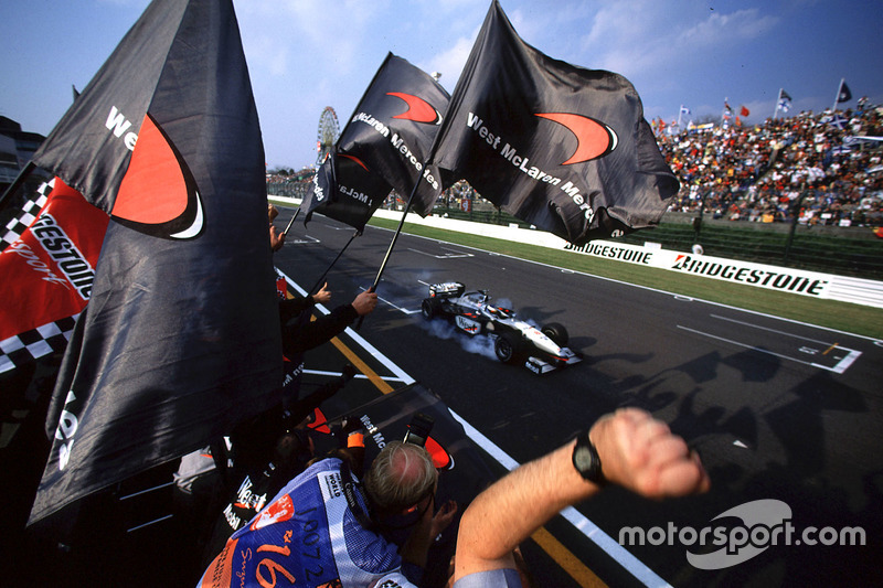 Drapeau à damier pour Mika Hakkinen, McLaren