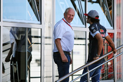 Dr Helmut Marko, Red Bull Motorsport Consultor con Carlos Sainz Jr., Scuderia Toro Rosso