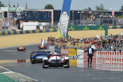 Checkered flag for #8 Toyota Gazoo Racing Toyota TS050 Hybrid: Anthony Davidson, Sébastien Buemi, Kazuki Nakajima