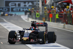 Данііл Квят, Scuderia Toro Rosso STR11, повертається до боксів після проколу