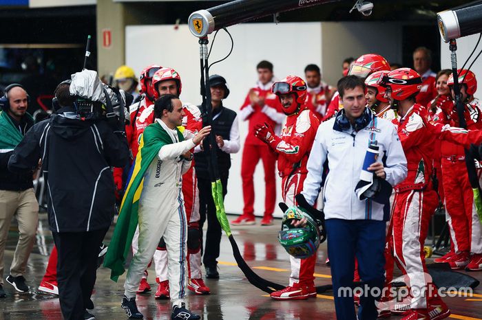 Felipe Massa, aplaudido por Ferrari