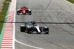 Lewis Hamilton, Mercedes AMG F1 W08; Sebastian Vettel, Ferrari SF70H