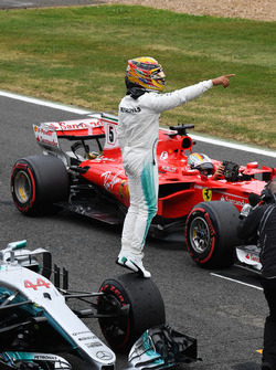 Temporada 2017 F1-british-gp-2017-pole-sitter-lewis-hamilton-mercedes-benz-f1-w08-celebrates-in-parc-ferm