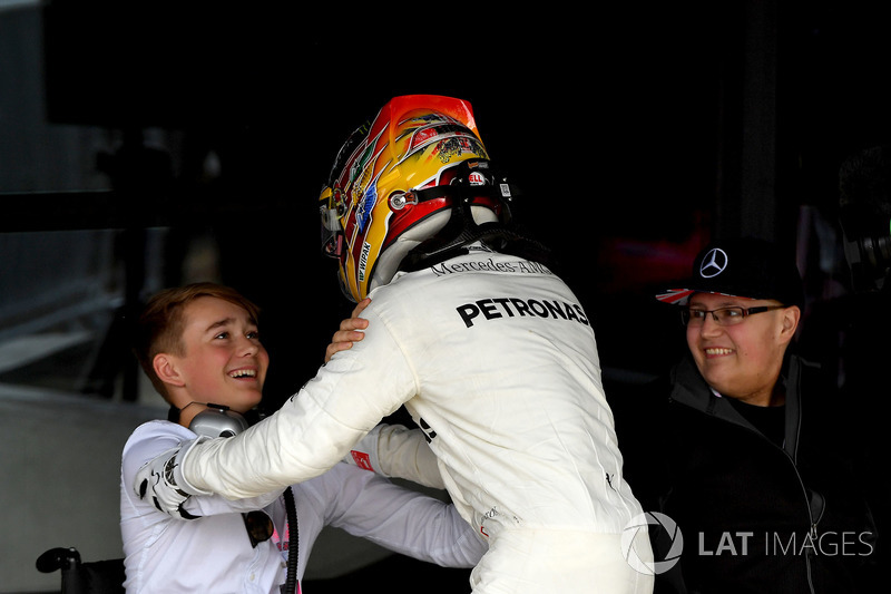 Il vincitore della gara Lewis Hamilton, Mercedes AMG F1 W08 festeggia nel parco chiuso, Billy Monger