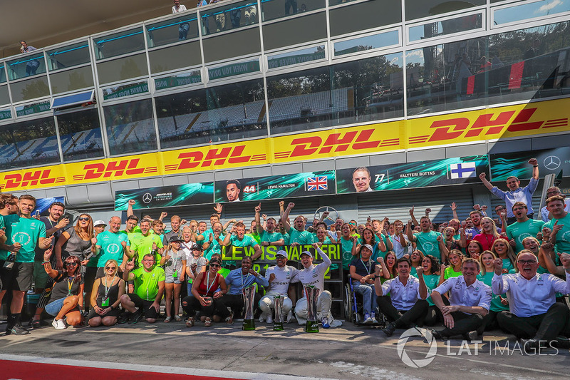 Race winner Lewis Hamilton, Mercedes AMG F1 and Valtteri Bottas, Mercedes AMG F1 celebrate, the team