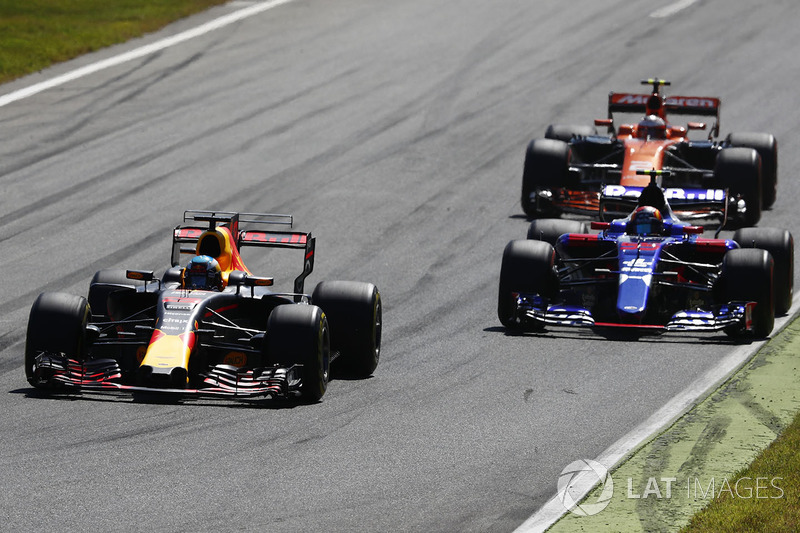 Daniel Ricciardo, Red Bull Racing RB13, Carlos Sainz Jr., Scuderia Toro Rosso STR12, Stoffel Vandoorne, McLaren MCL32