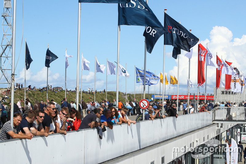 Gezellig druk tijdens de Historic Grand Prix Zandvoort