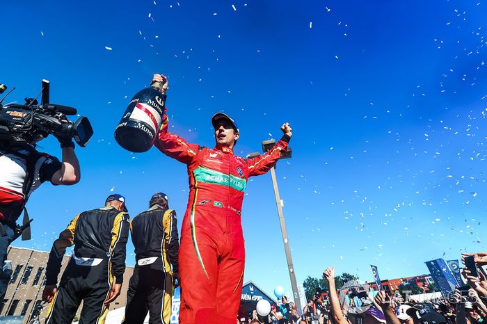 Lucas di Grassi, ABT Schaeffler Audi Sport,  celebra en el podio con Jean Eric Vergne, Techeetah y Stéphane Sarrazin, Techeetah, después de ganar la carrerae race