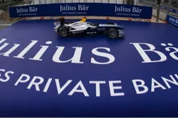 Una Formula E e il logo Julius Baer Bank
