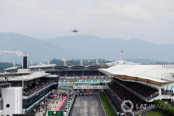 Un avión vuela sobre pit