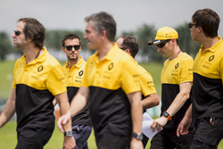 Jolyon Palmer, Renault Sport F1 Team, marche sur la piste avec des collègues