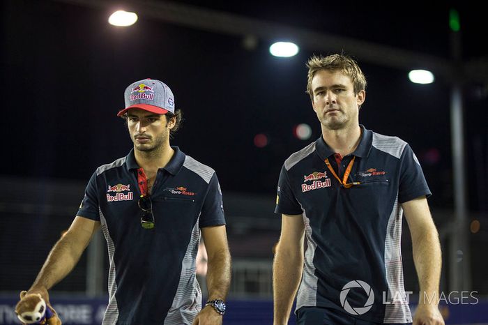 Carlos Sainz Jr., Scuderia Toro Rosso camina por el circuito