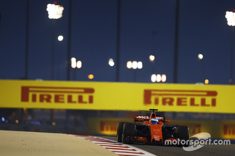 Alonso foi bem enfático no GP do Bahrein: “Os outros carros entram na reta 300 metros atrás de mim e me passam. Nunca corri com tão pouca potência na vida.”