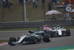 Валттери Боттас, Mercedes AMG F1 W08, Фелипе Масса, Williams FW40, и Эстебан Окон, Force India VJM10
