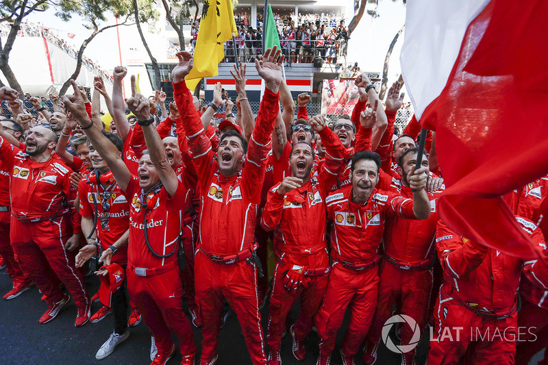 Mecánicos y el equipo Ferrari celebra en parc ferme