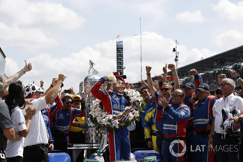 Winner Takuma Sato, Andretti Autosport Honda celebrates