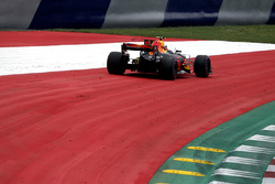 Макс Ферстаппен, Red Bull Racing RB13, їде зоною вильоту