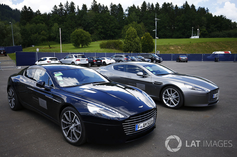 Службові машини Red Bull - брендовані Aston Martin