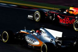 Esteban Ocon, Force India VJM10, y Max Verstappen, Red Bull Racing RB13