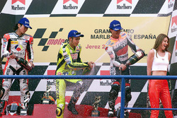 Podium : le vainqueur Valentino Rossi, Honda, le deuxième Norick Abe, Yamaha, le troisième Alex Criville, Honda