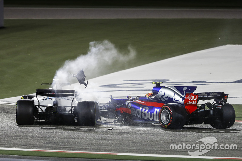 Lance Stroll, Williams FW40, Carlos Sainz Jr., Toro Rosso STR12, collide and retire