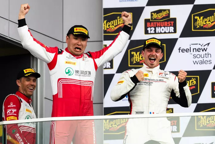 N.º 86 Porsche 911 GT3 R de High Class Racing: Dorian Boccolacci, Anders Fjordbach, Kerong Li
