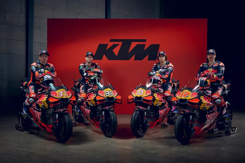 Les KTM de Pedro Acosta, Brad Binder, Enea Bastianini et Maverick Viñales