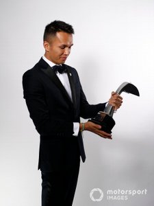Alexander Albon con su premio Novato del Año