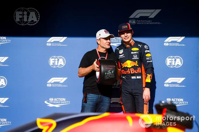 Il poleman Max Verstappen, Red Bull Racing riceve il Pirelli Pole Position Award da Rubens Barrichello