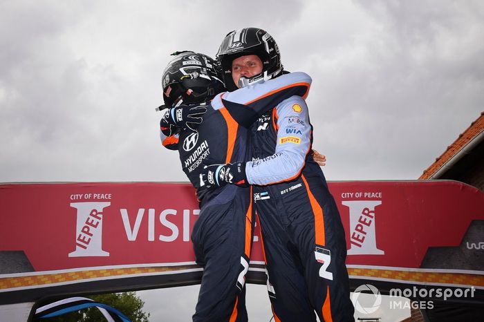 Ganadores Ott Tanak, Martin Jarveoja, Hyundai World Rally Team Hyundai i20 N Rally1