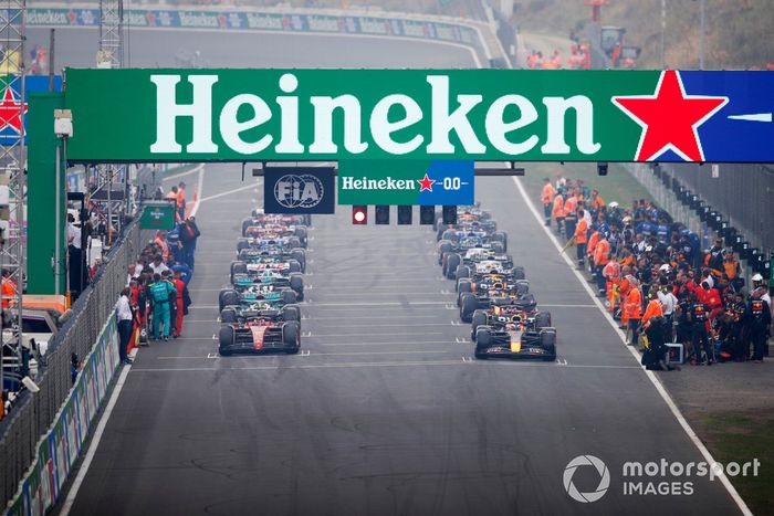 Max Verstappen, Red Bull Racing RB18, Charles Leclerc, Ferrari F1-75, Carlos Sainz, Ferrari F1-75, Lewis Hamilton, Mercedes W13, Sergio Pérez, Red Bull Racing RB18, el resto en la salida