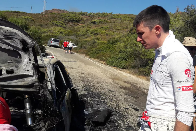 Craig Breen, Scott Martin, Citroën World Rally Team Citroën C3 WRC, auto bruciata