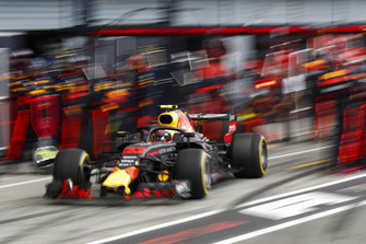 Max Verstappen, Red Bull Racing RB14 Tag Heuer, au stand