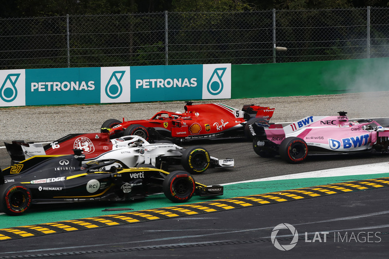 Sebastian Vettel, Ferrari SF71H gira después del contacto con Lewis Hamilton, Mercedes AMG F1 W09 en la vuelta uno como Max Verstappen, Red Bull Racing RB14 pasa
