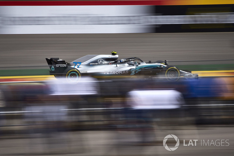 17: Valtteri Bottas, Mercedes AMG F1 W09, (back of grid start)