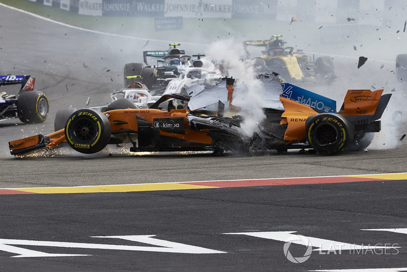 Fernando Alonso, McLaren MCL33, kolizja na starcie wyścigu