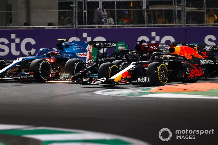 Max Verstappen, Red Bull Racing RB16B, Lewis Hamilton, Mercedes W12, y Esteban Ocon, Alpine A521, luchan por el liderato en el segundo reinicio
