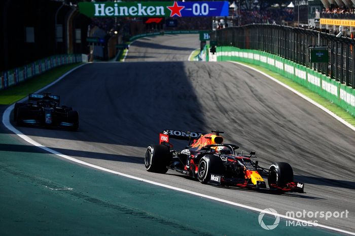 Max Verstappen, Red Bull Racing RB16B, Lewis Hamilton, Mercedes W12