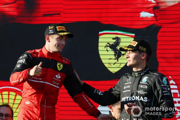 Charles Leclerc, Ferrari, ganador, George Russell, Mercedes-AMG, tercero, en el podio